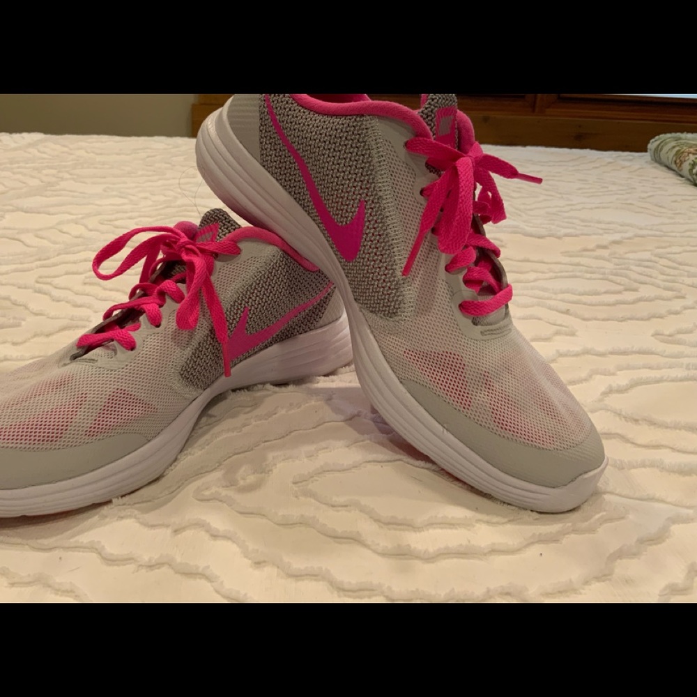 NIKE Tennis shoes~like new!